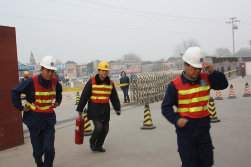 安慶港華燃?xì)饽MCNG加氣站燃?xì)庑孤?，開展應(yīng)急演練